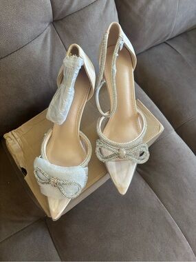 Unk Crystal Bow Pointed-Toe Slingback Heels in Ivory